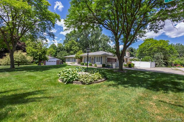Property Photo:  20065 N Riverhill Drive  MI 48036 