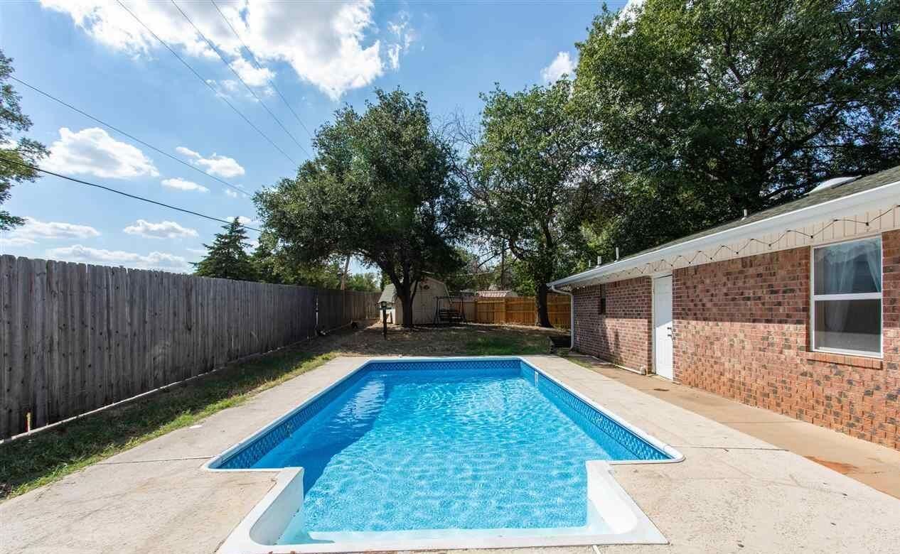 Property Photo: 8 Chanute Circle TX 76306