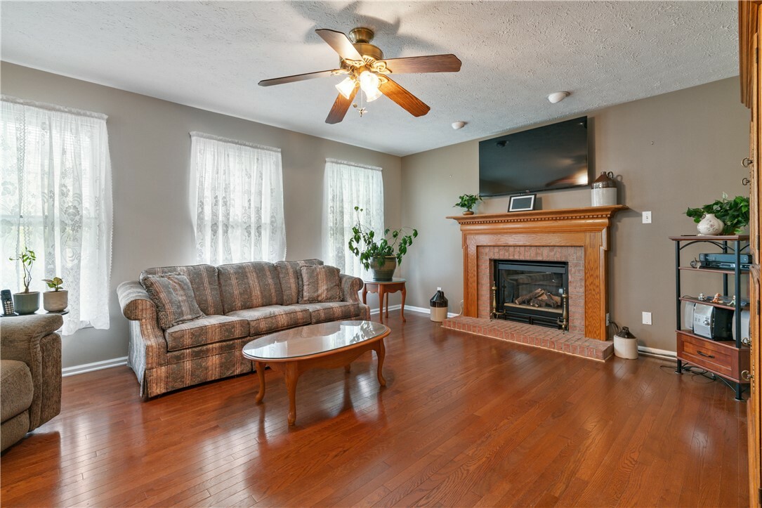 Property Photo:  348 Treetop Dr  PA 15317 
