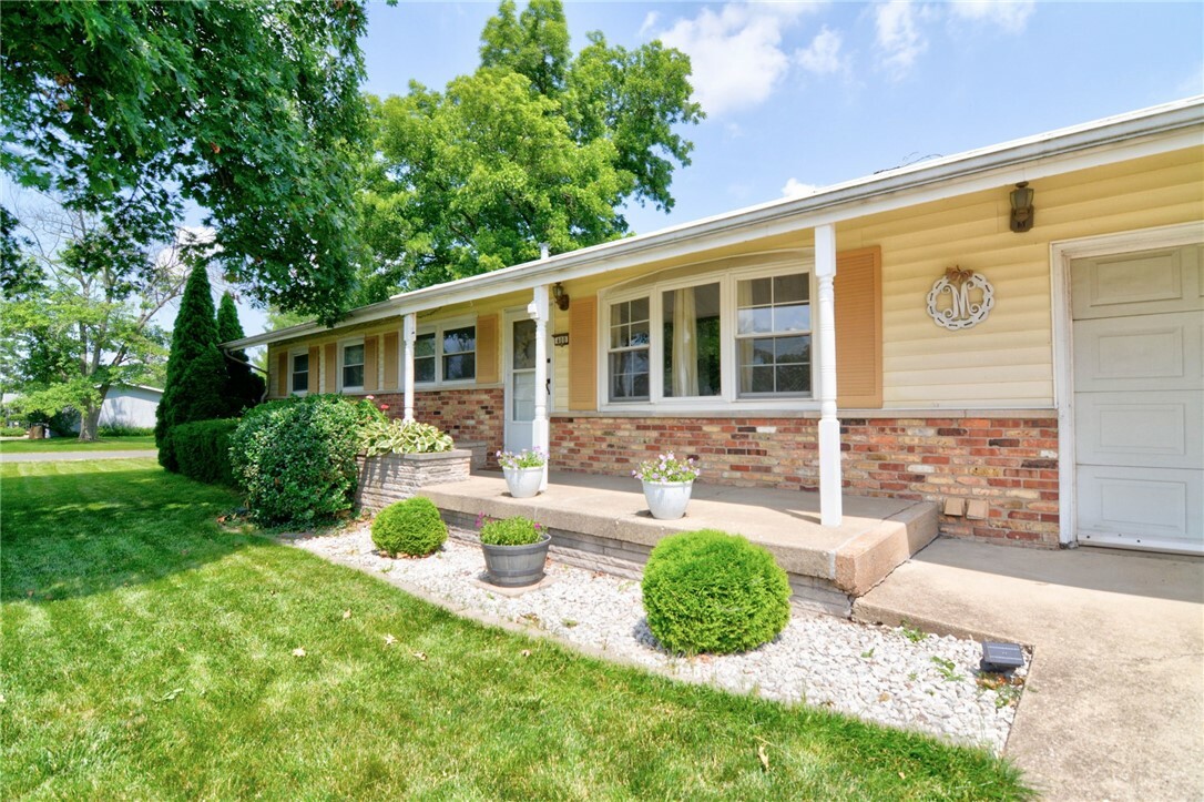 Property Photo:  400 Maddox Drive  IL 62549 