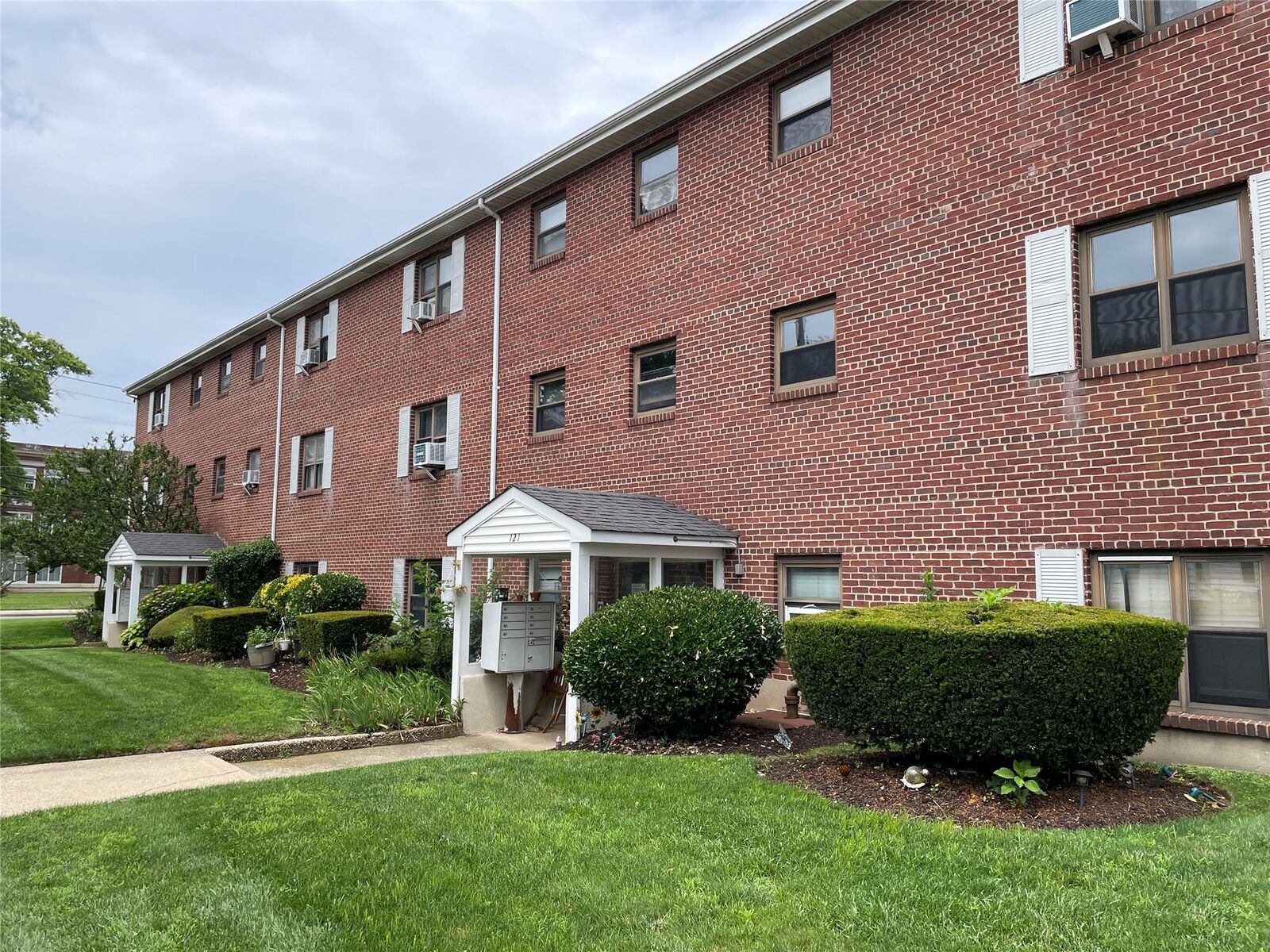 Property Photo:  121 Park Avenue C4  NY 11701 