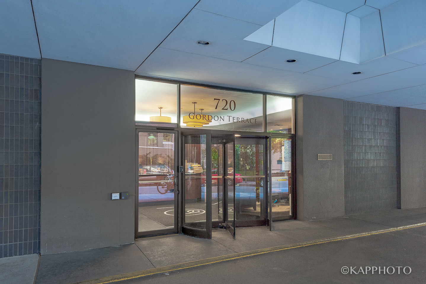 Property Photo: 720 W Gordon Terrace 3N IL 60613