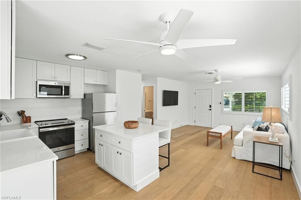 Property Photo:  1324 Highlands Dr  FL 34103 