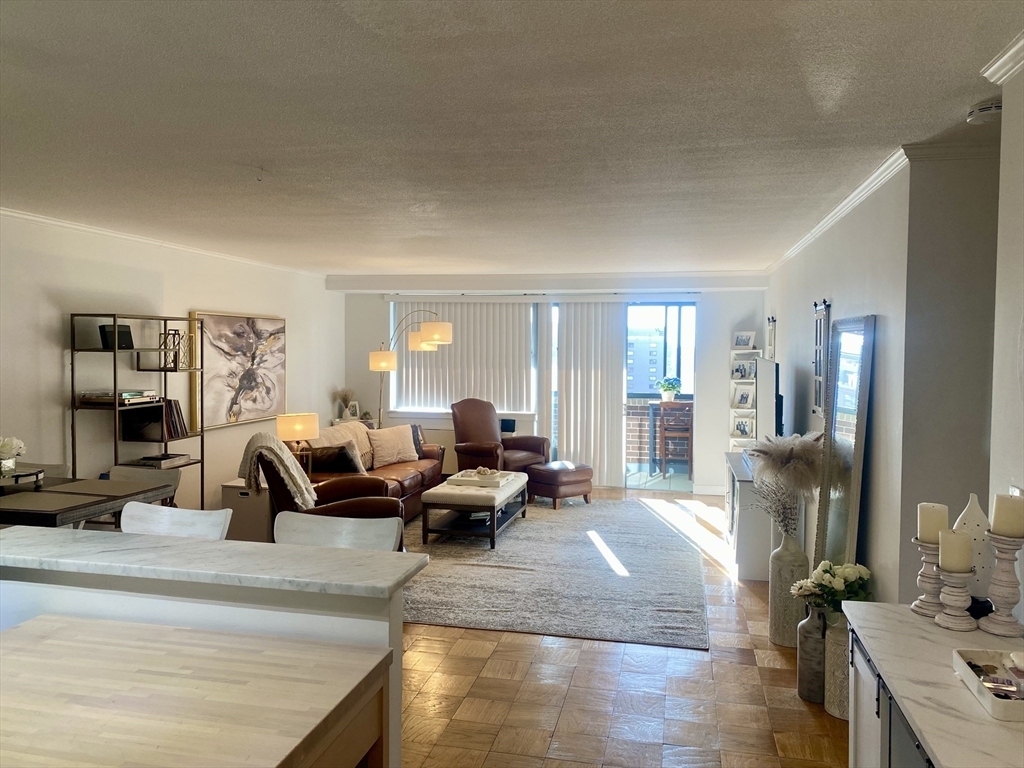 Property Photo: 9 Hawthorne Place 15R MA 02114