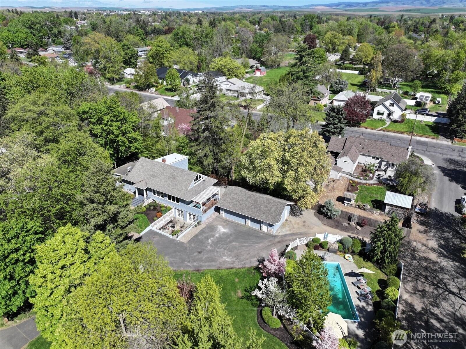 Property Photo: 811 Statesman WA 99362