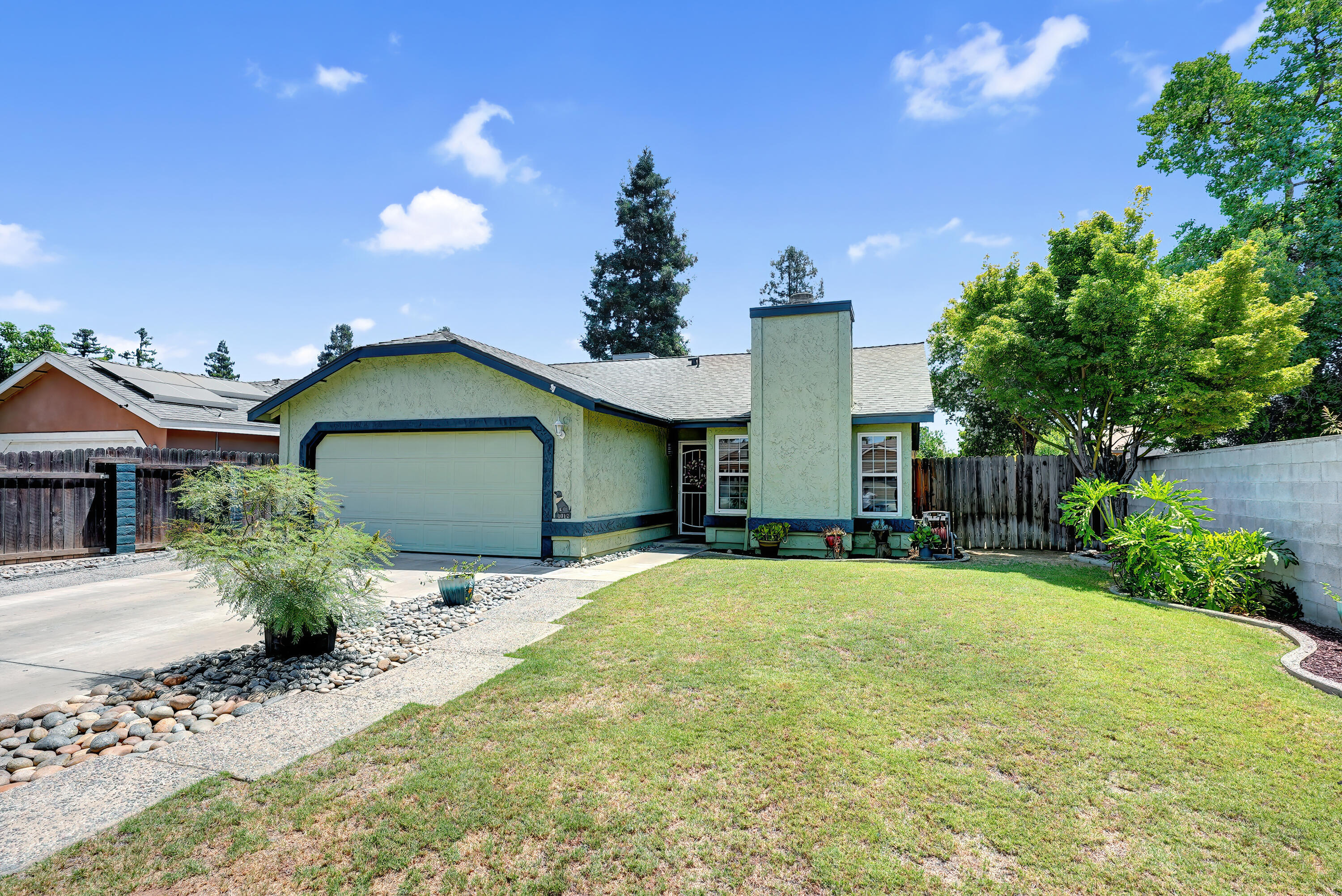 1012 N Steven Avenue  Farmersville CA 93223 photo