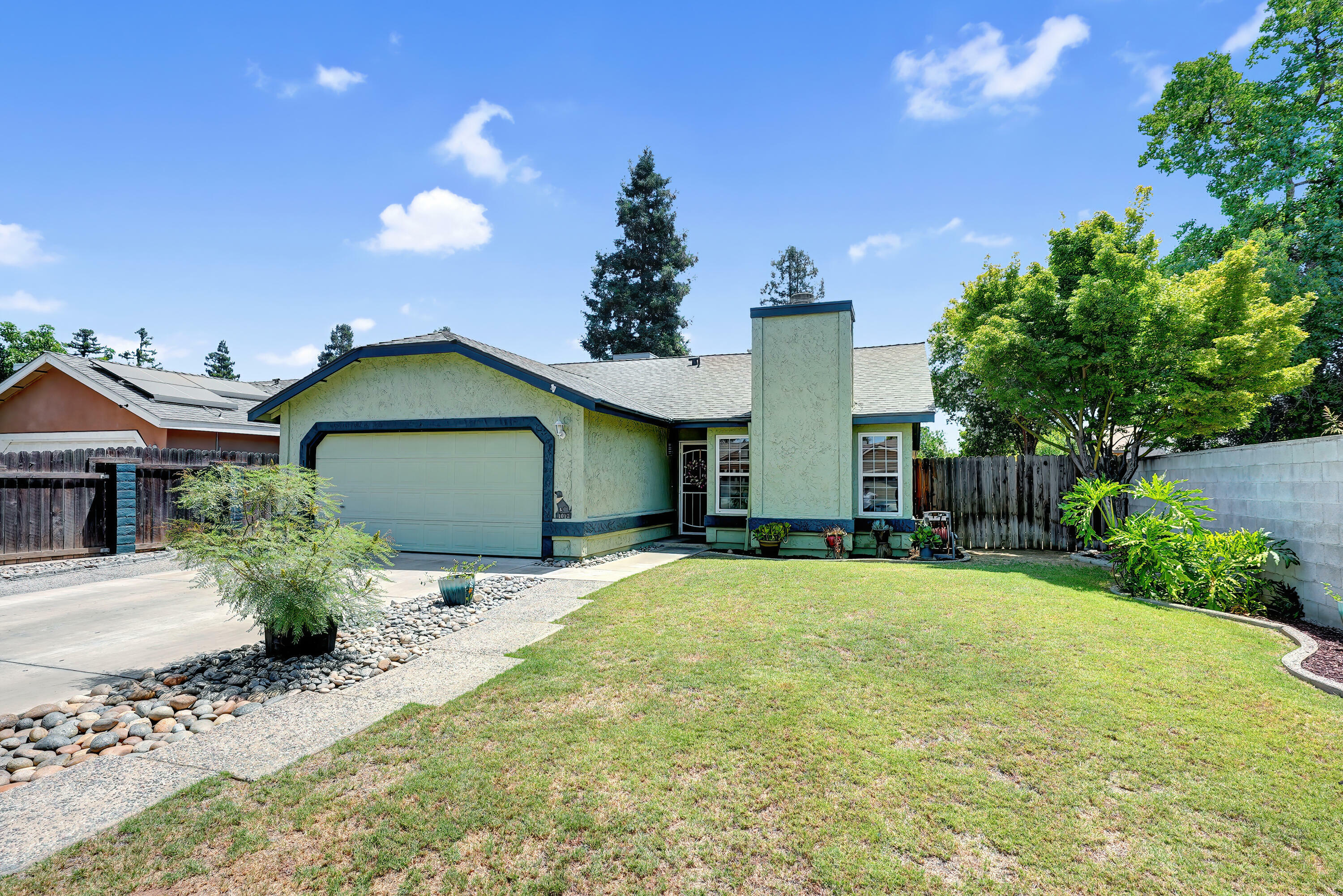 Property Photo:  1012 N Steven Avenue  CA 93223 