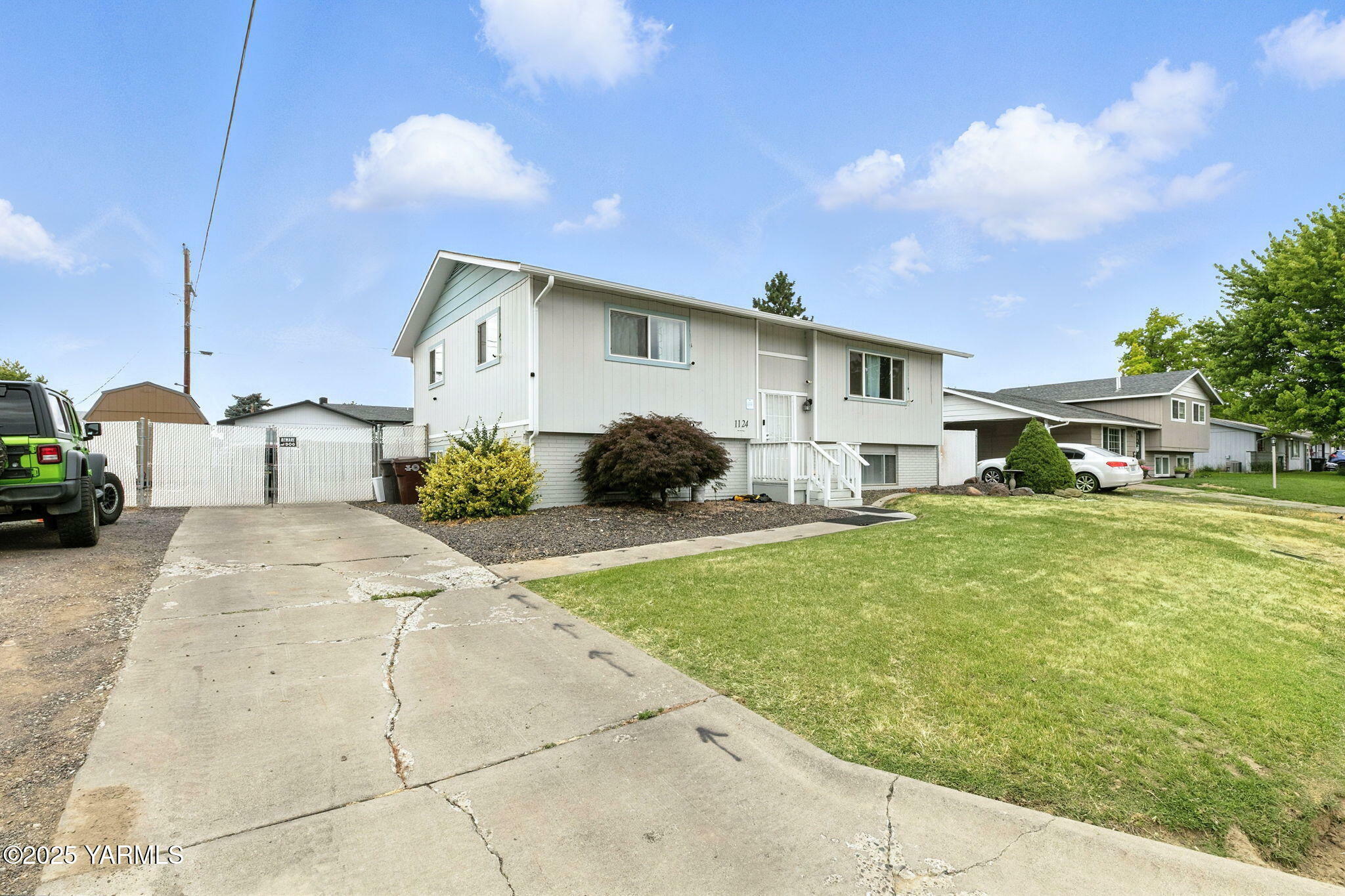 Property Photo:  1124 S 29th Ave  WA 98902 