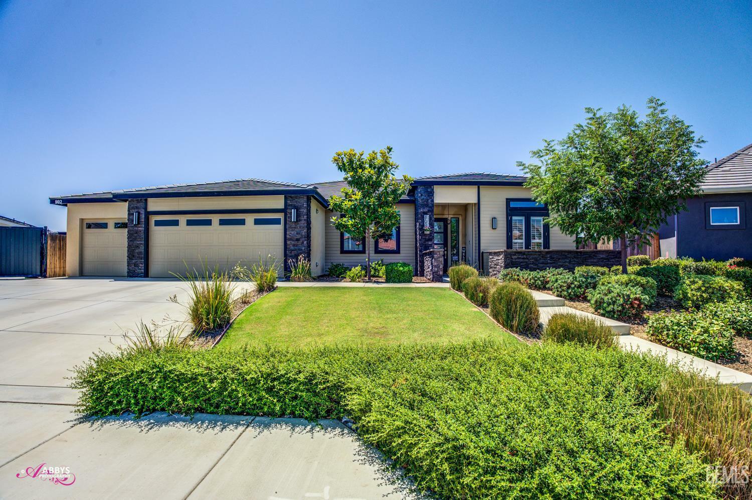 Property Photo: 802 Barre Court CA 93314