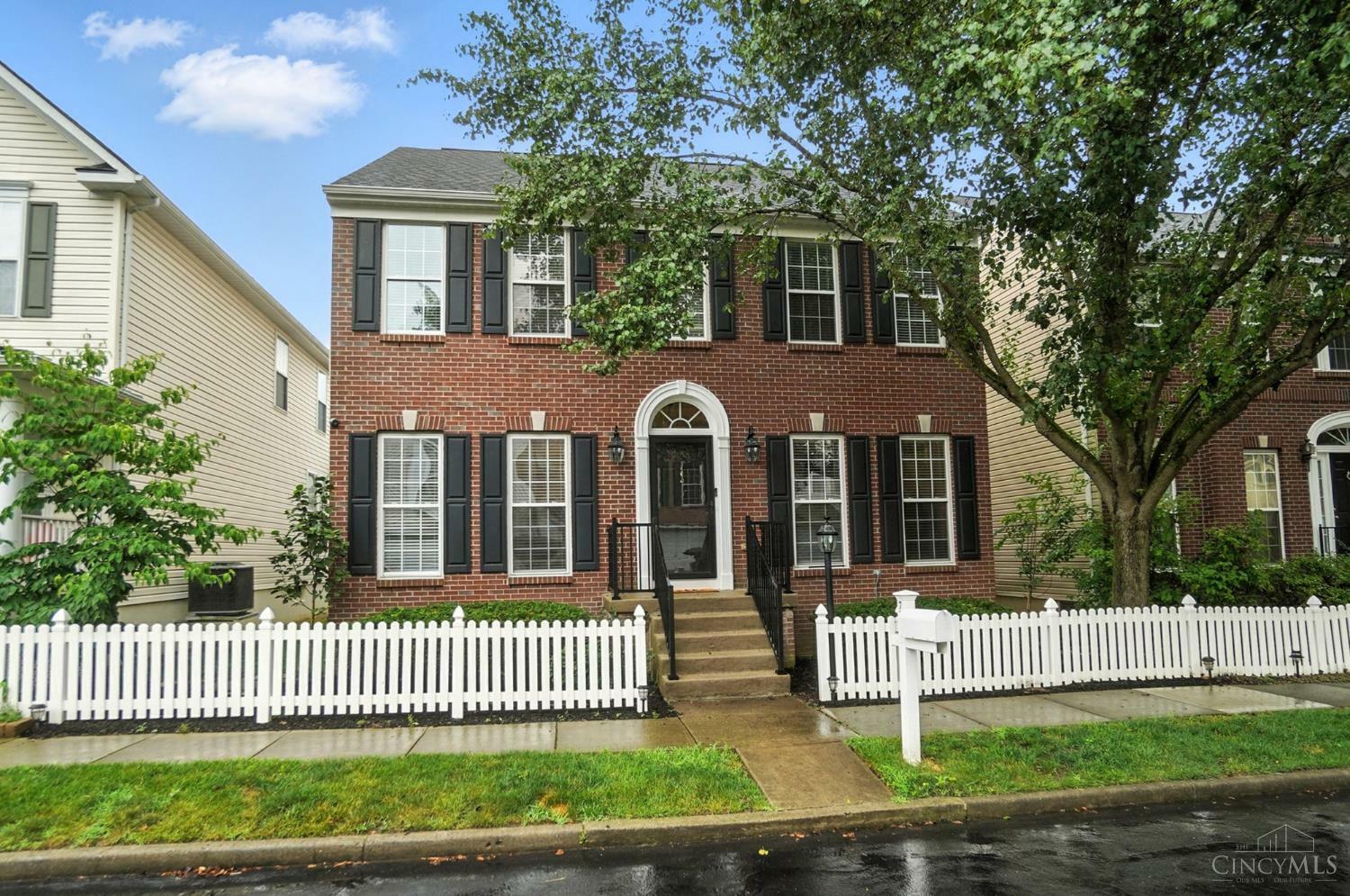 Property Photo: 7233 Mariemont Crescent OH 45227