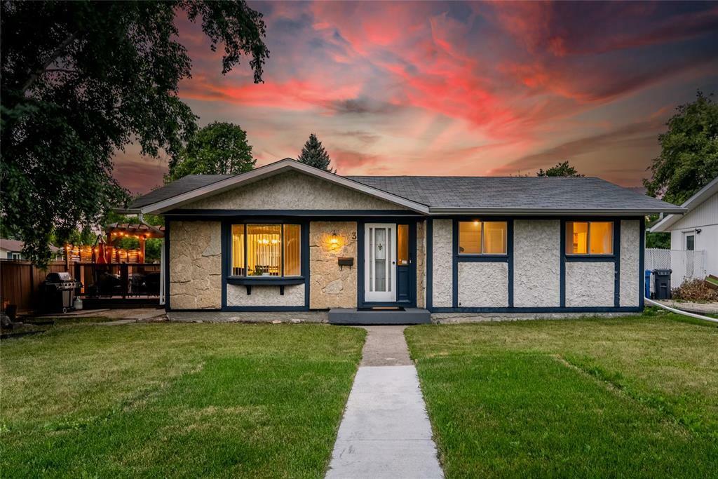 Property Photo: 3 Summerfield Way MB R2G 2B1