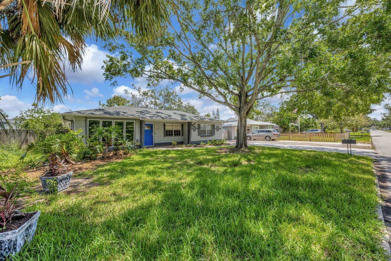 Property Photo: 4619 W Bay Villa Avenue FL 33611