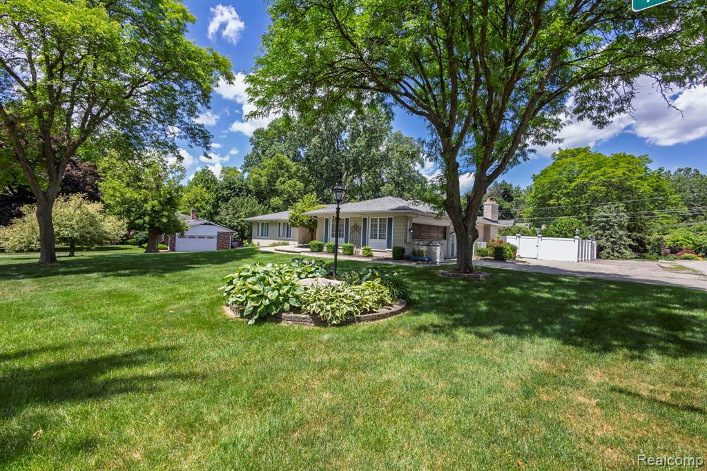 Property Photo:  20065 N Riverhill Drive  MI 48036 1863 