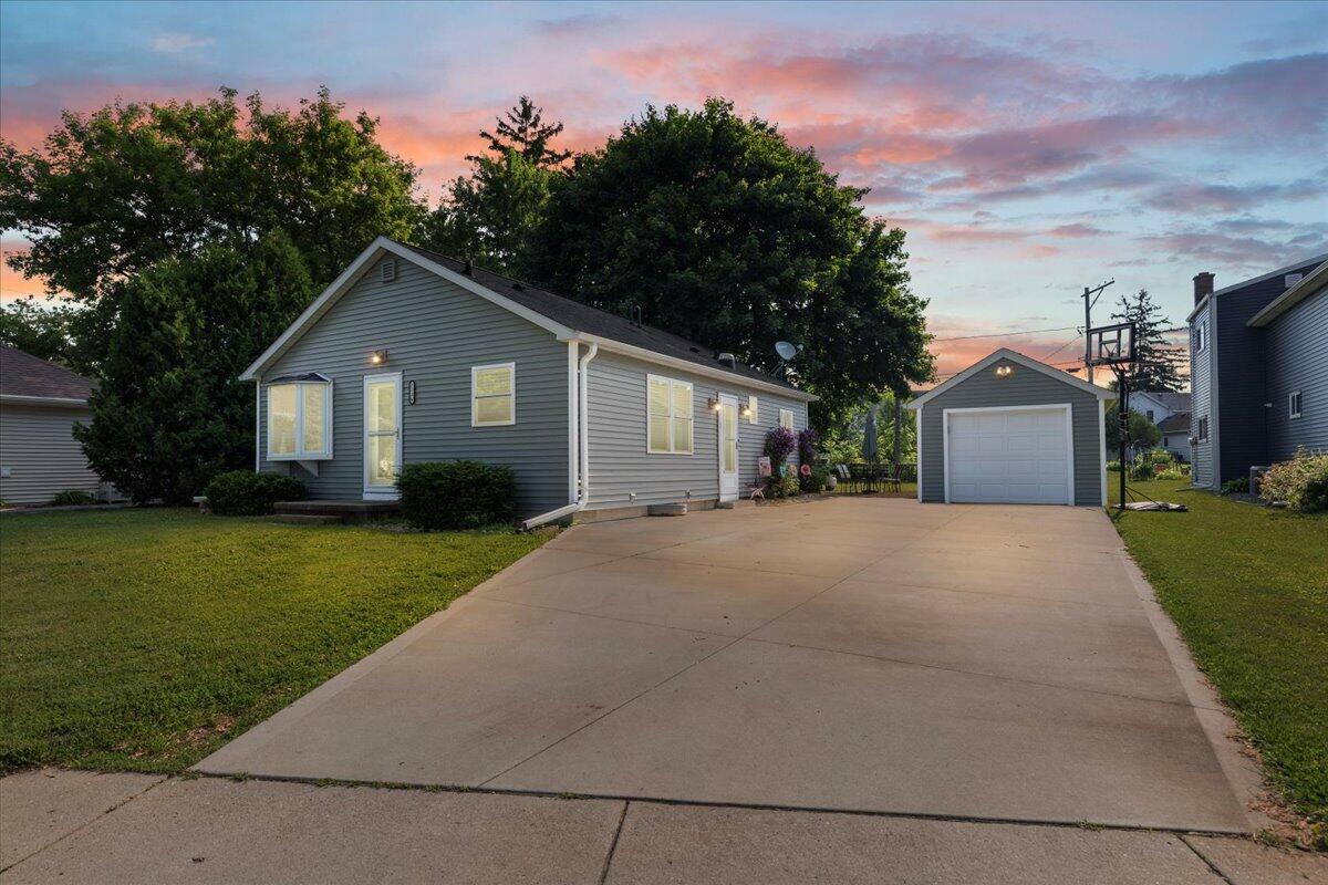 Property Photo: 1126 Roseland Dr WI 53040