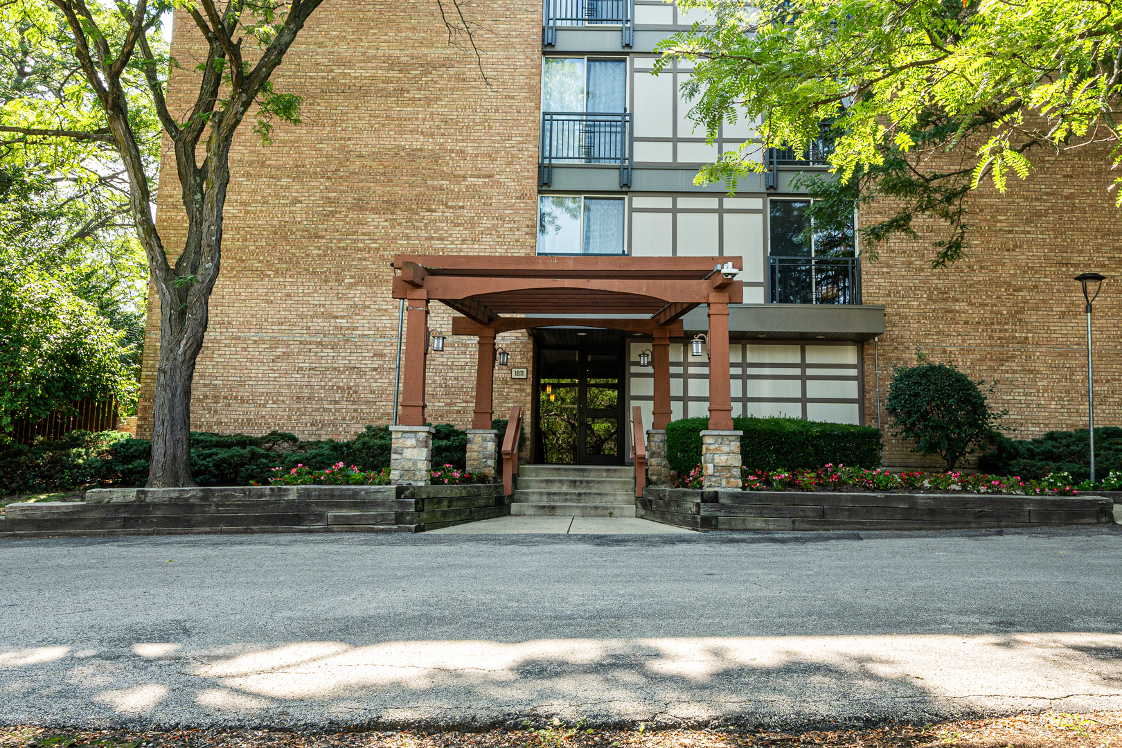 Property Photo: 1811 Four Lakes Avenue 1H IL 60532