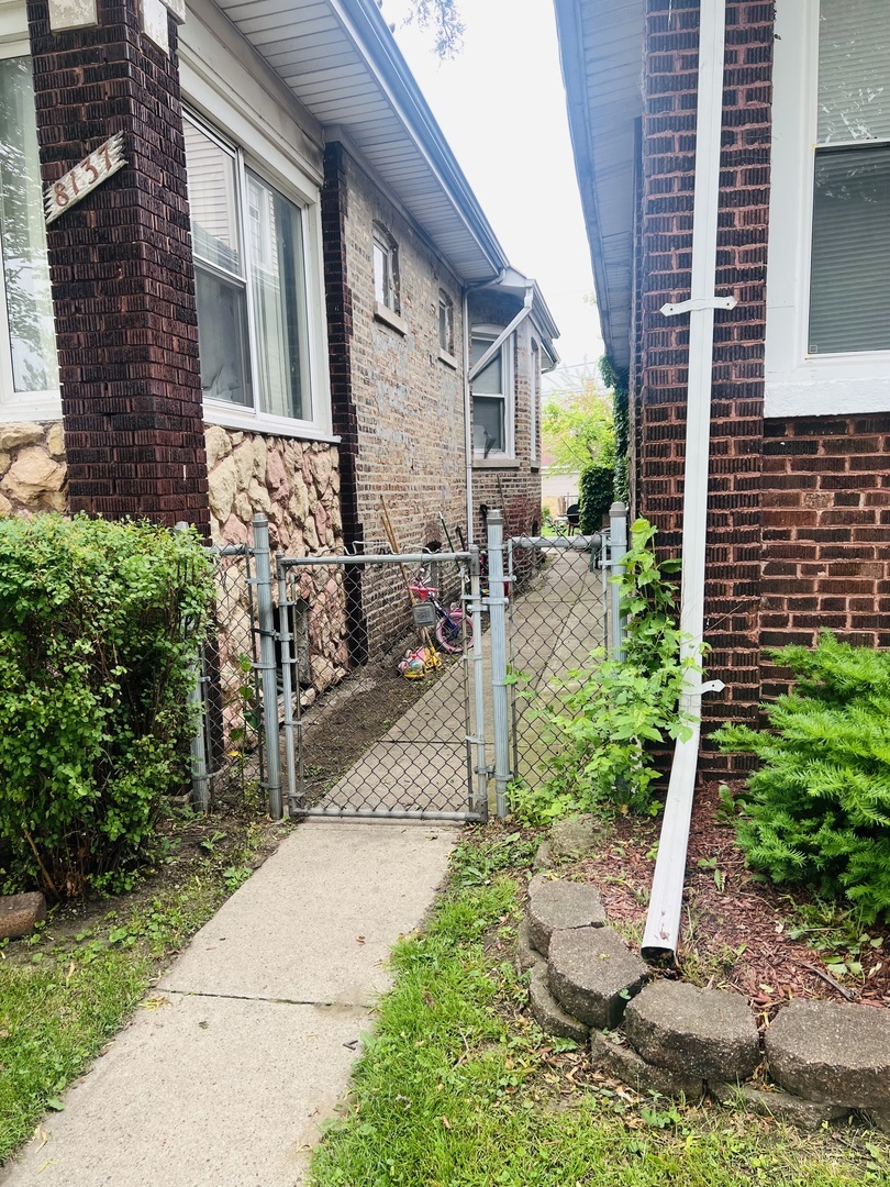 Property Photo:  8137 S Bennett Avenue  IL 60617 