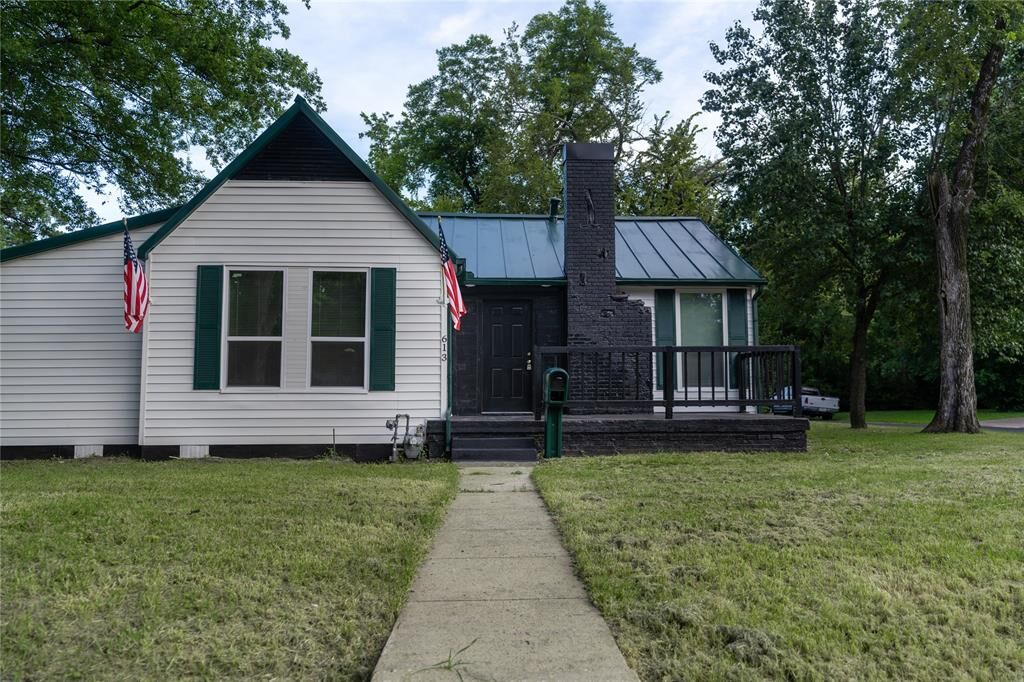 Property Photo:  613 Houston Street  TX 75482 