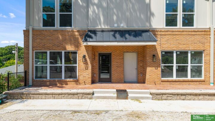 Property Photo:  1006 S 33rd Street  NE 68105 
