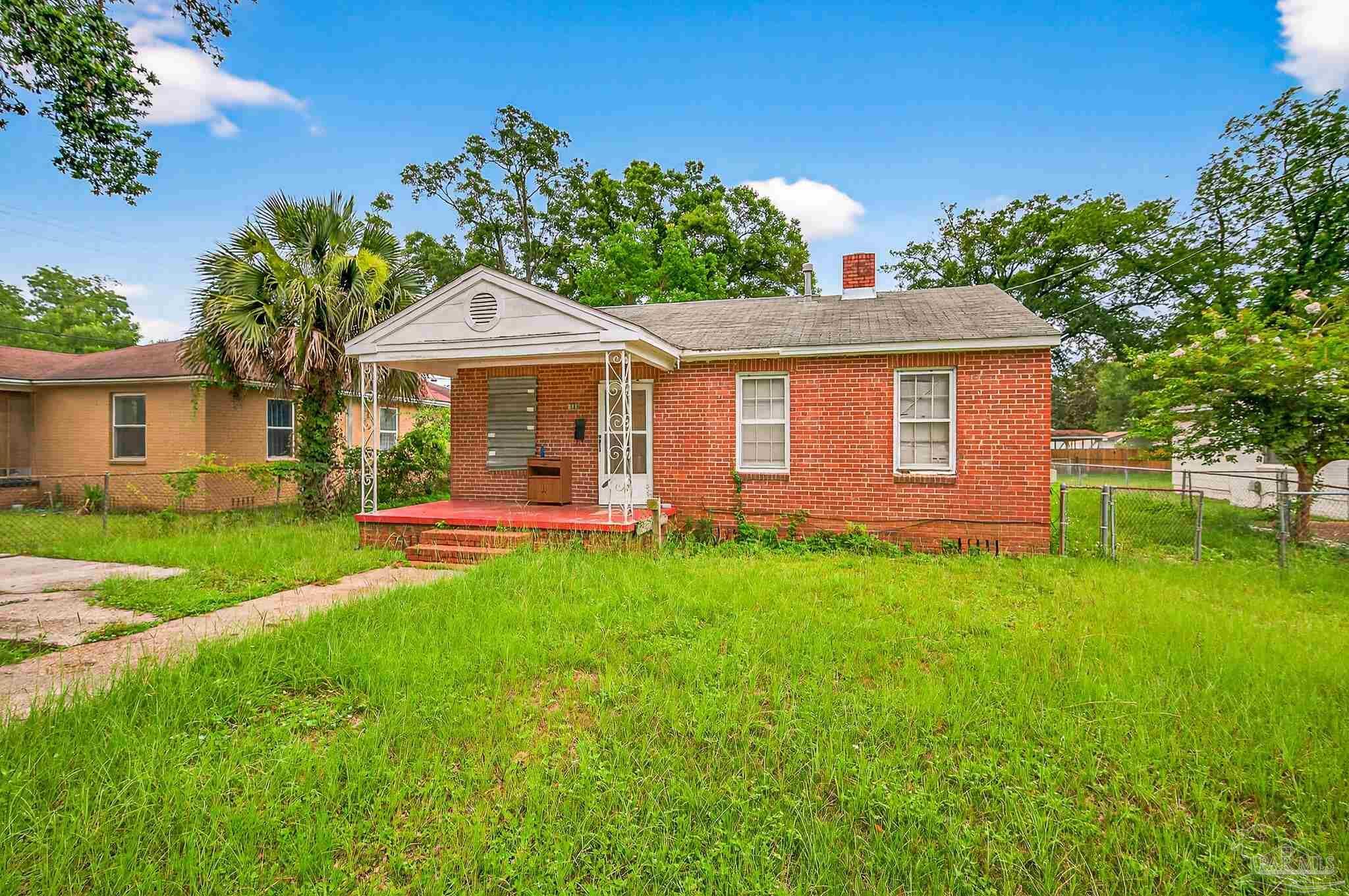 Property Photo: 811 W Jordan St FL 32501