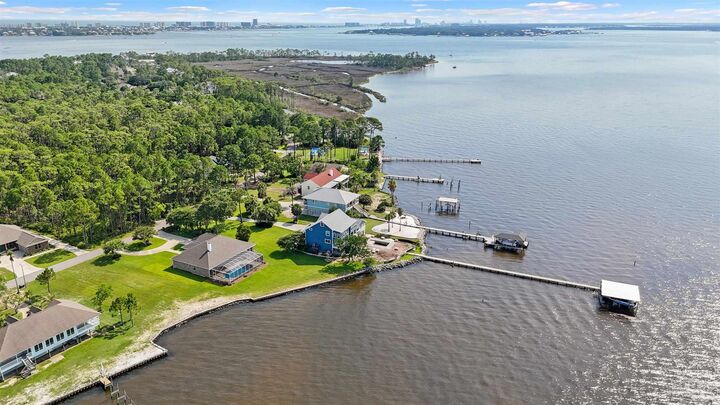 Property Photo:  5450 N Shore Rd  FL 32507 