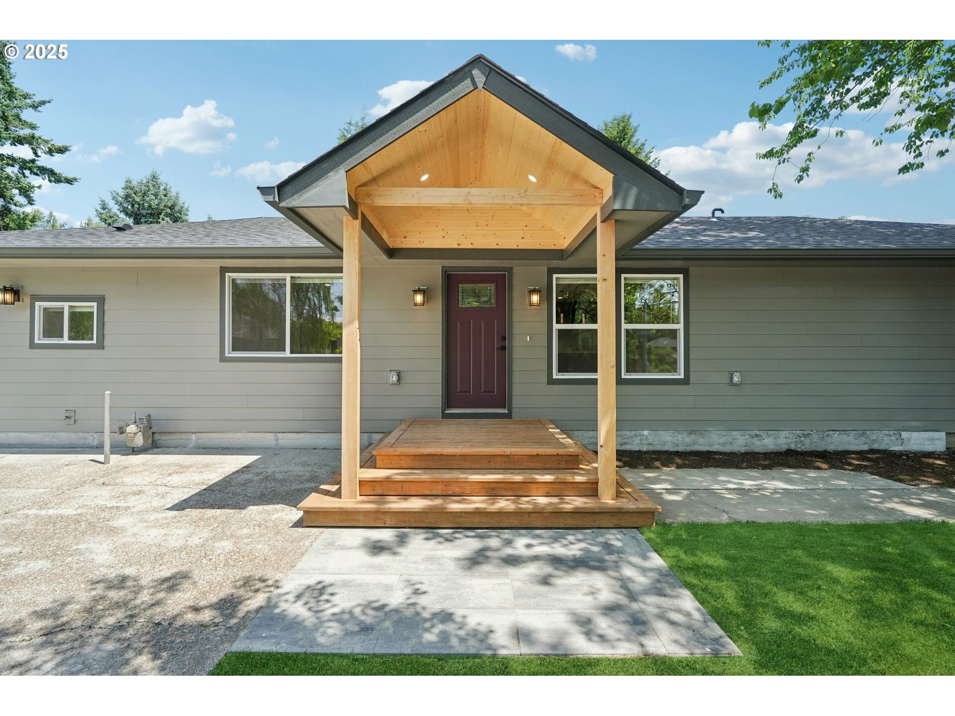 Property Photo: 2404 N College St OR 97132