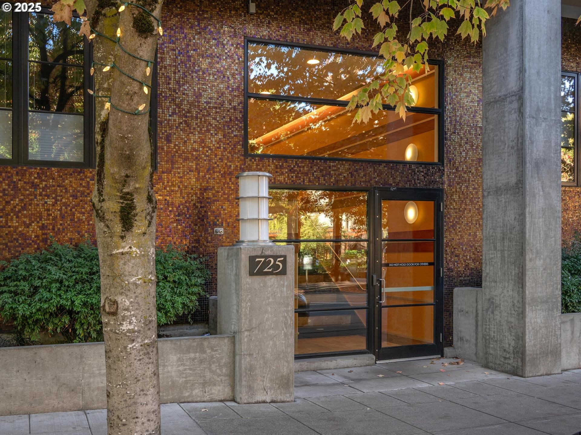 Property Photo:  725 NW 10th Ave 503  OR 97209 