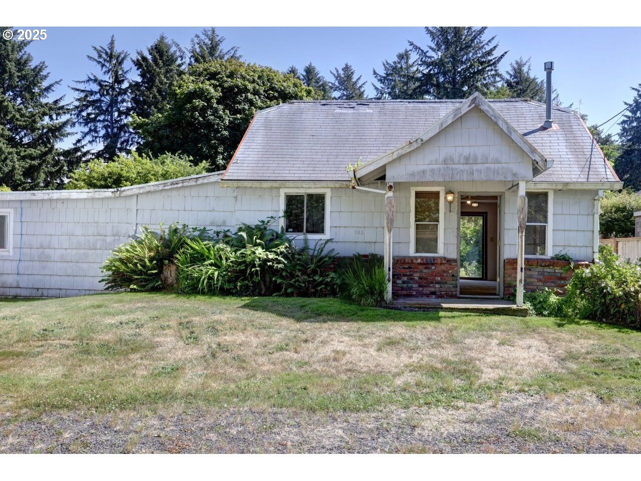 Property Photo:  785 A St  OR 97138 