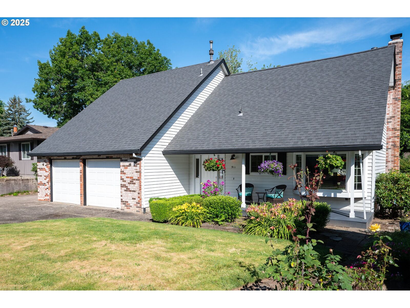 Property Photo: 911 SE 40th St OR 97060