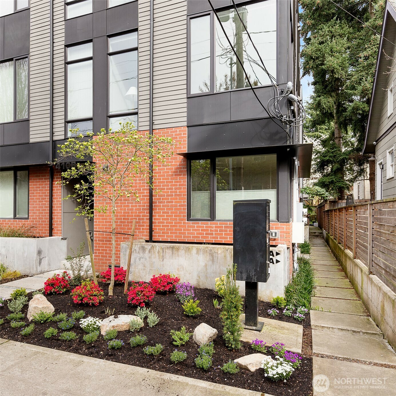 Property Photo: 410 A 10th Avenue E WA 98102