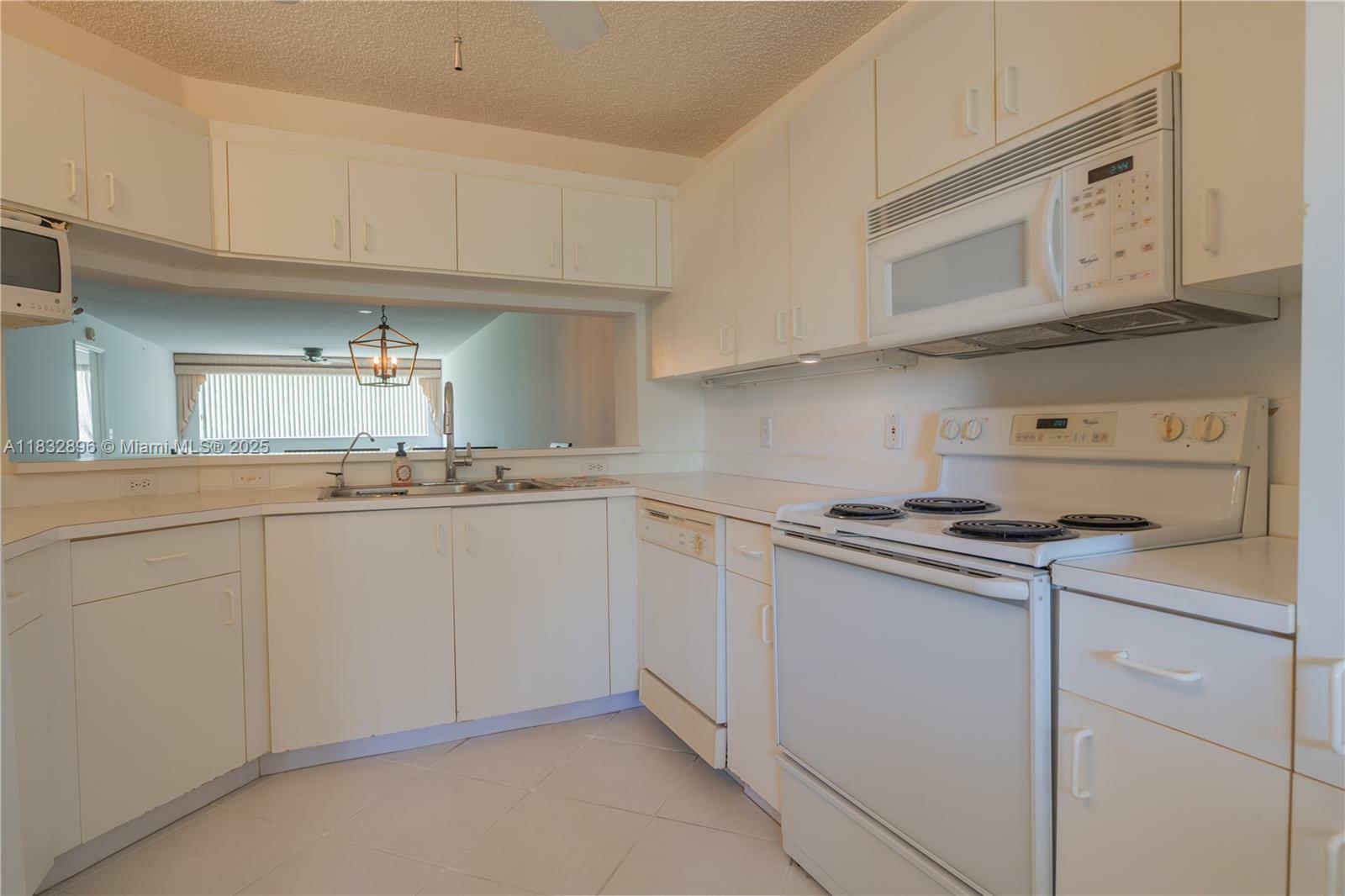Property Photo: 2541 N Nob Hill Rd 309 FL 33322