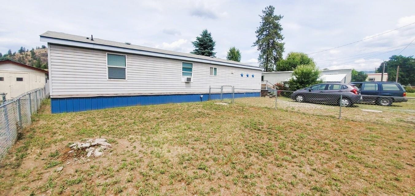 Property Photo:  890 #3 S Ivy St  WA 99141 