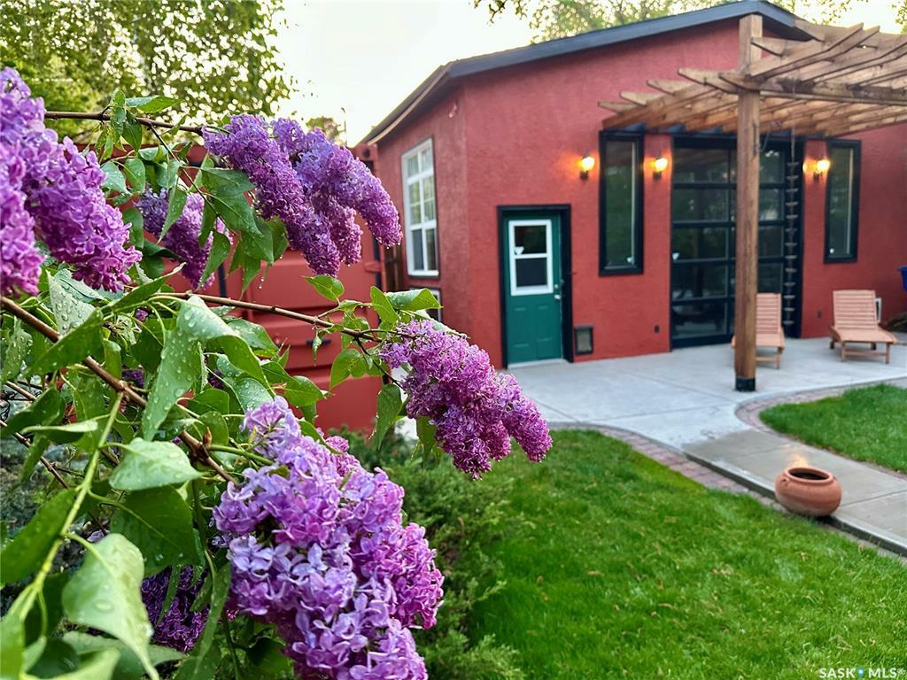 Property Photo: 307 H Avenue N SK S7L 2B9