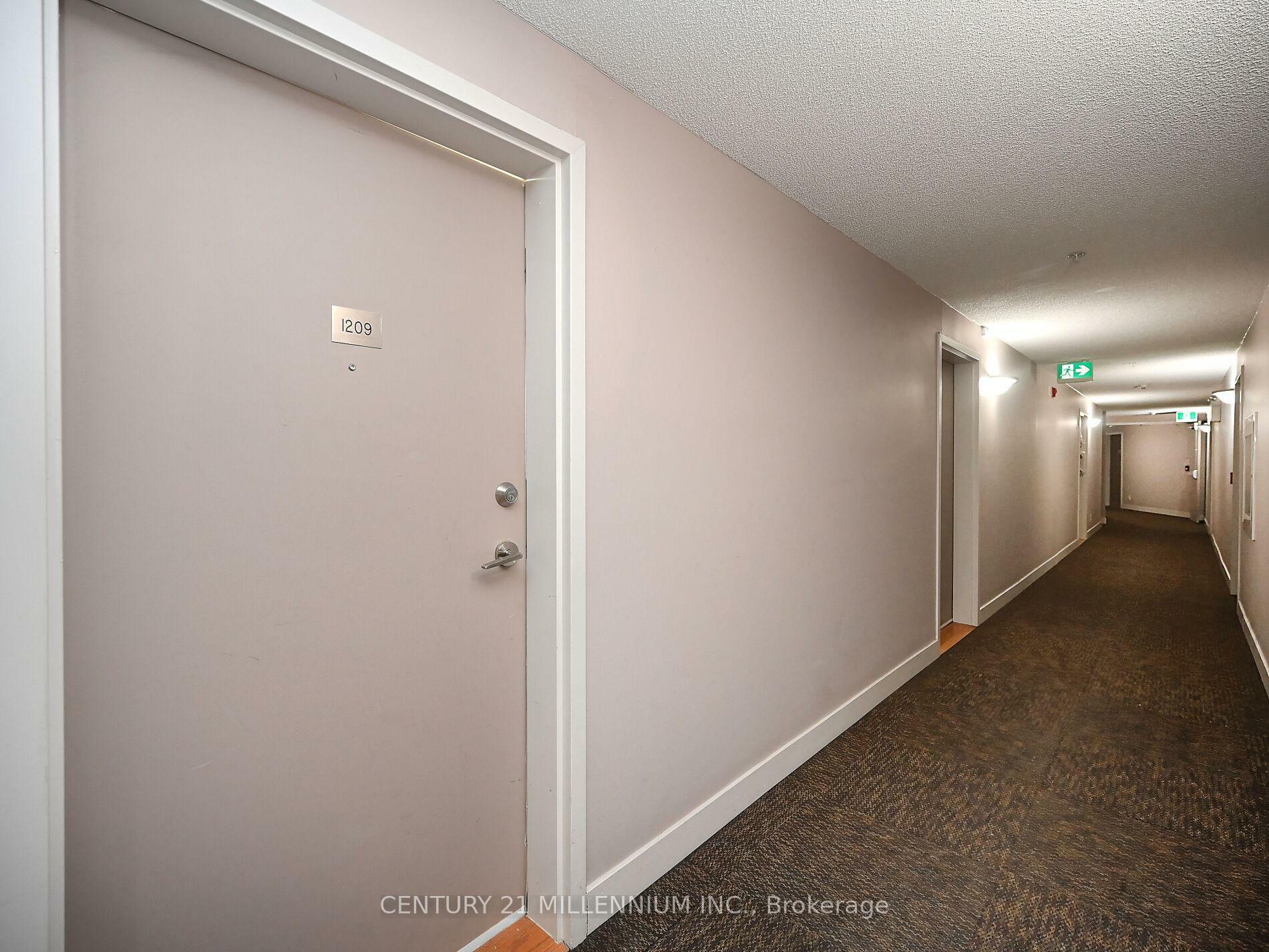 Property Photo: 8 Dayspring Circle 1209 ON L6P 2Z7