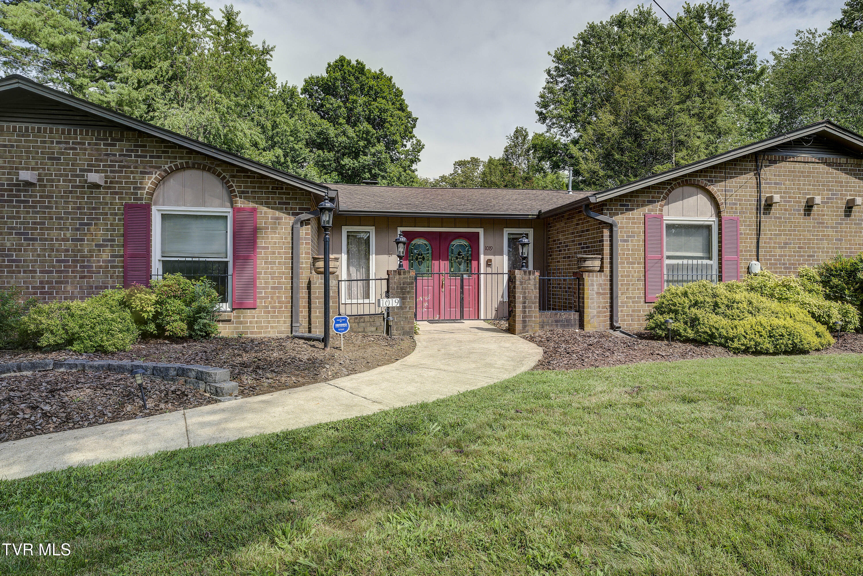 Property Photo: 1019 Somerset Drive TN 37604