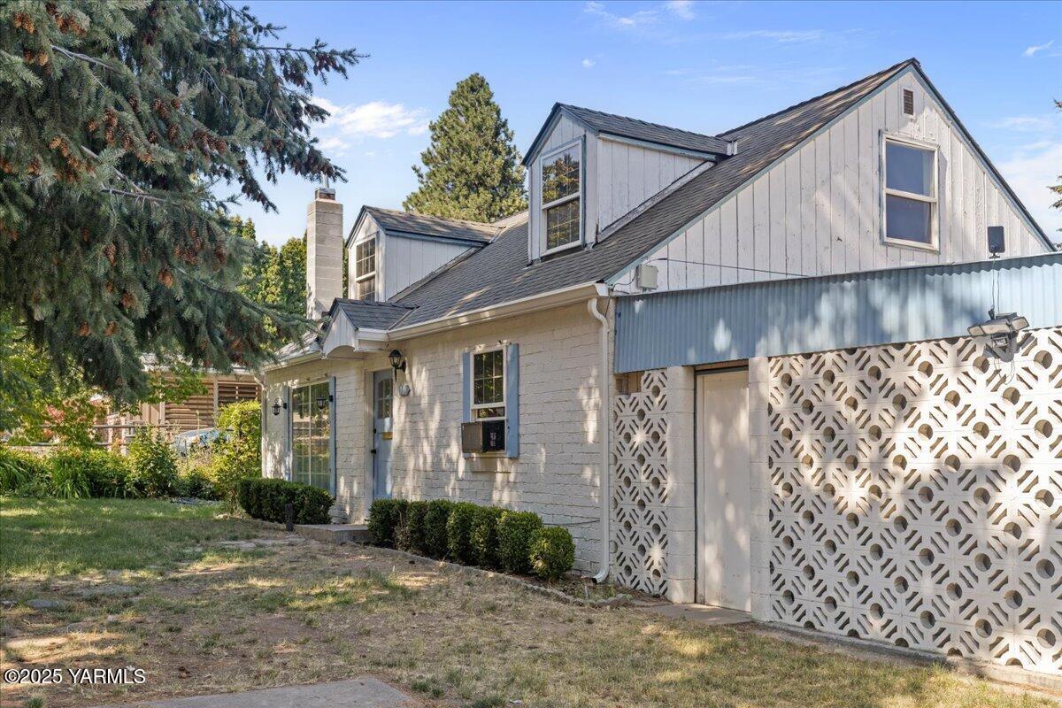 Property Photo: 509 N 32nd Ave WA 98902