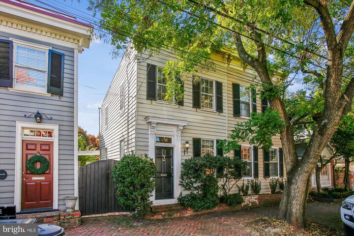 Property Photo: 210 Gibbon Street VA 22314