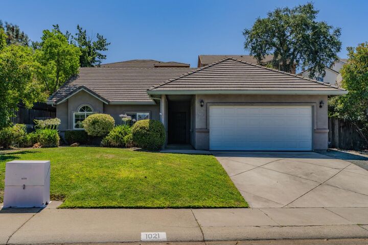 Property Photo: 1021 Mockingbird CA 95252