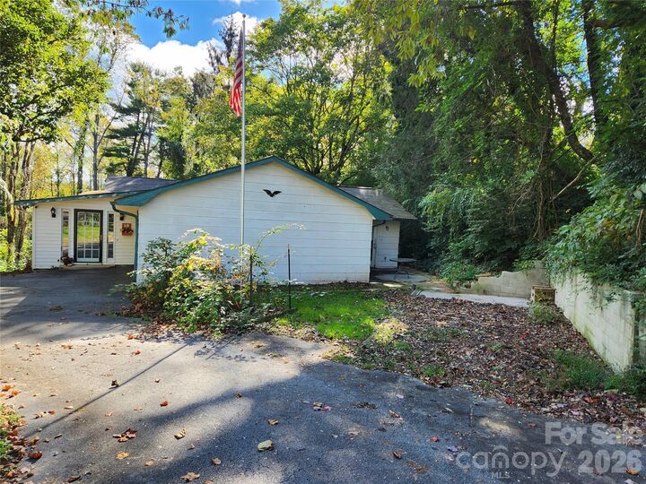 Property Photo:  18 Peaceful Valley Lane  NC 28731 