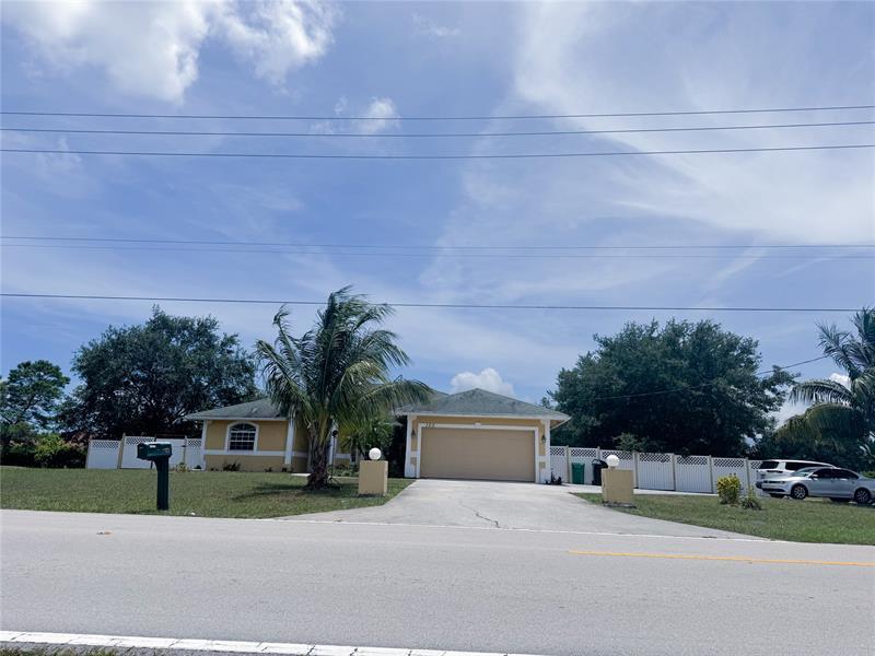 Property Photo: 180 SW Oakridge Dr FL 34984
