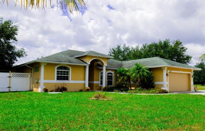 Property Photo: 180 SW Oakridge Dr FL 34984