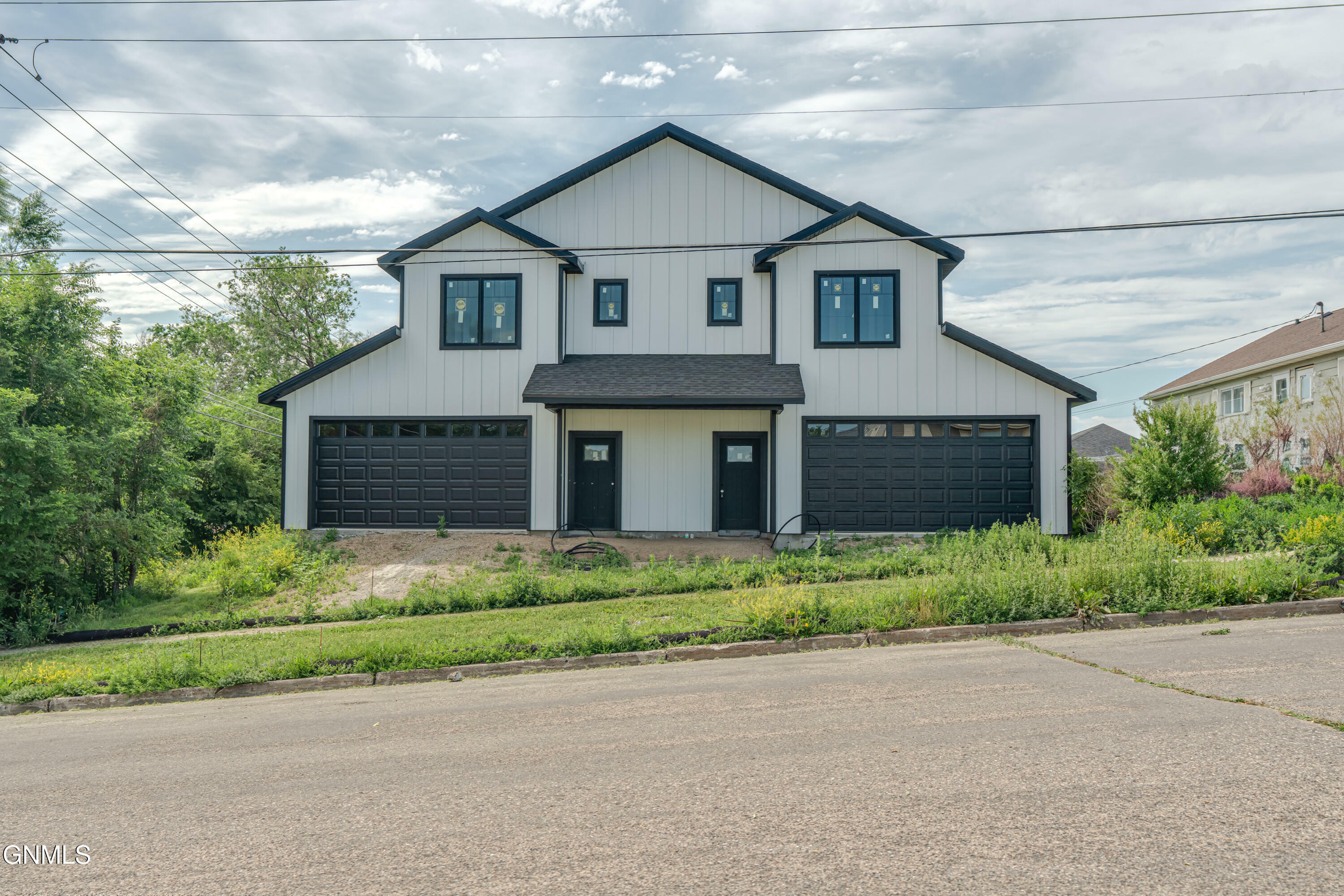 Property Photo: 1409 E Ave E ND 58501