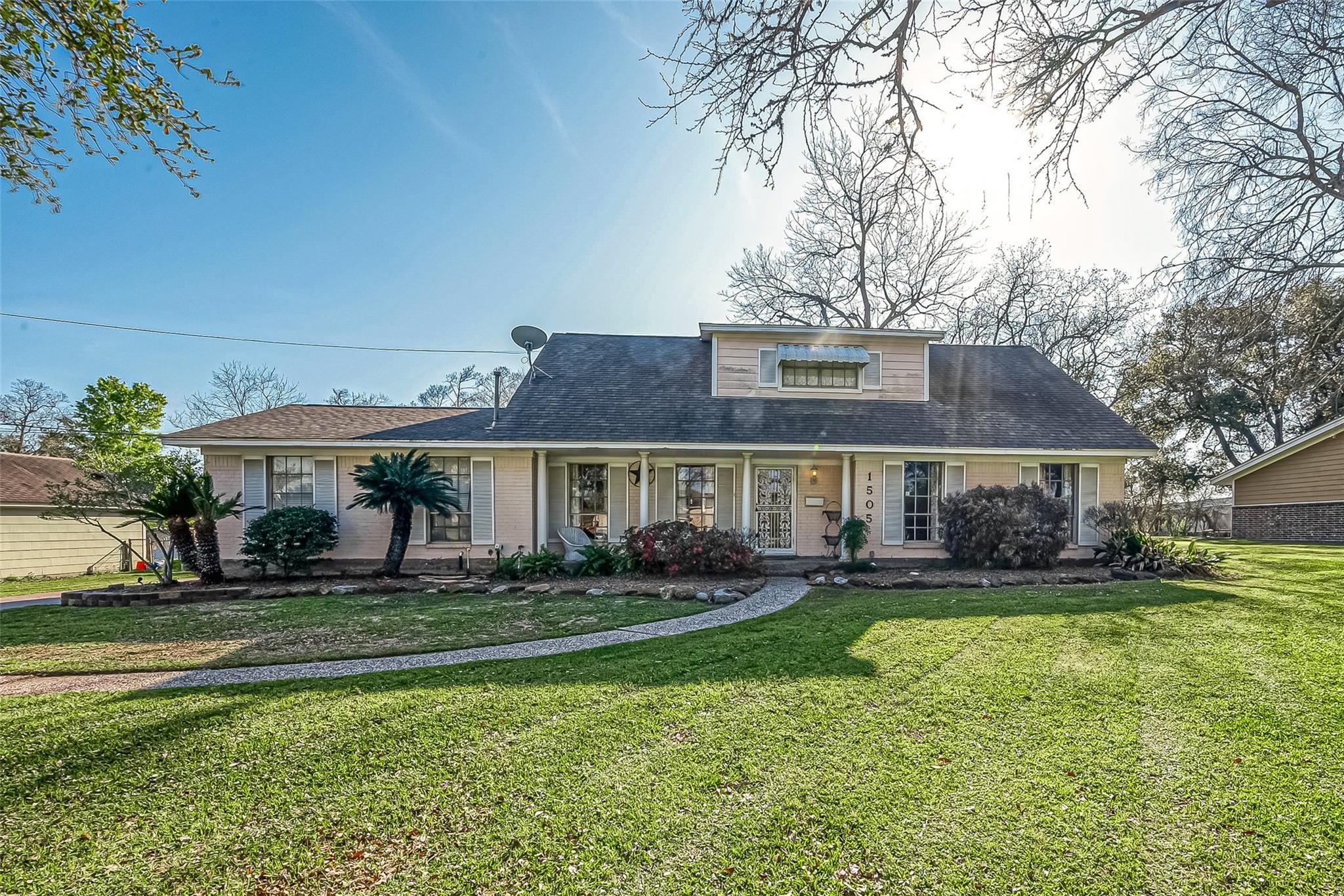 Property Photo:  1505 Missouri Street  TX 77520 