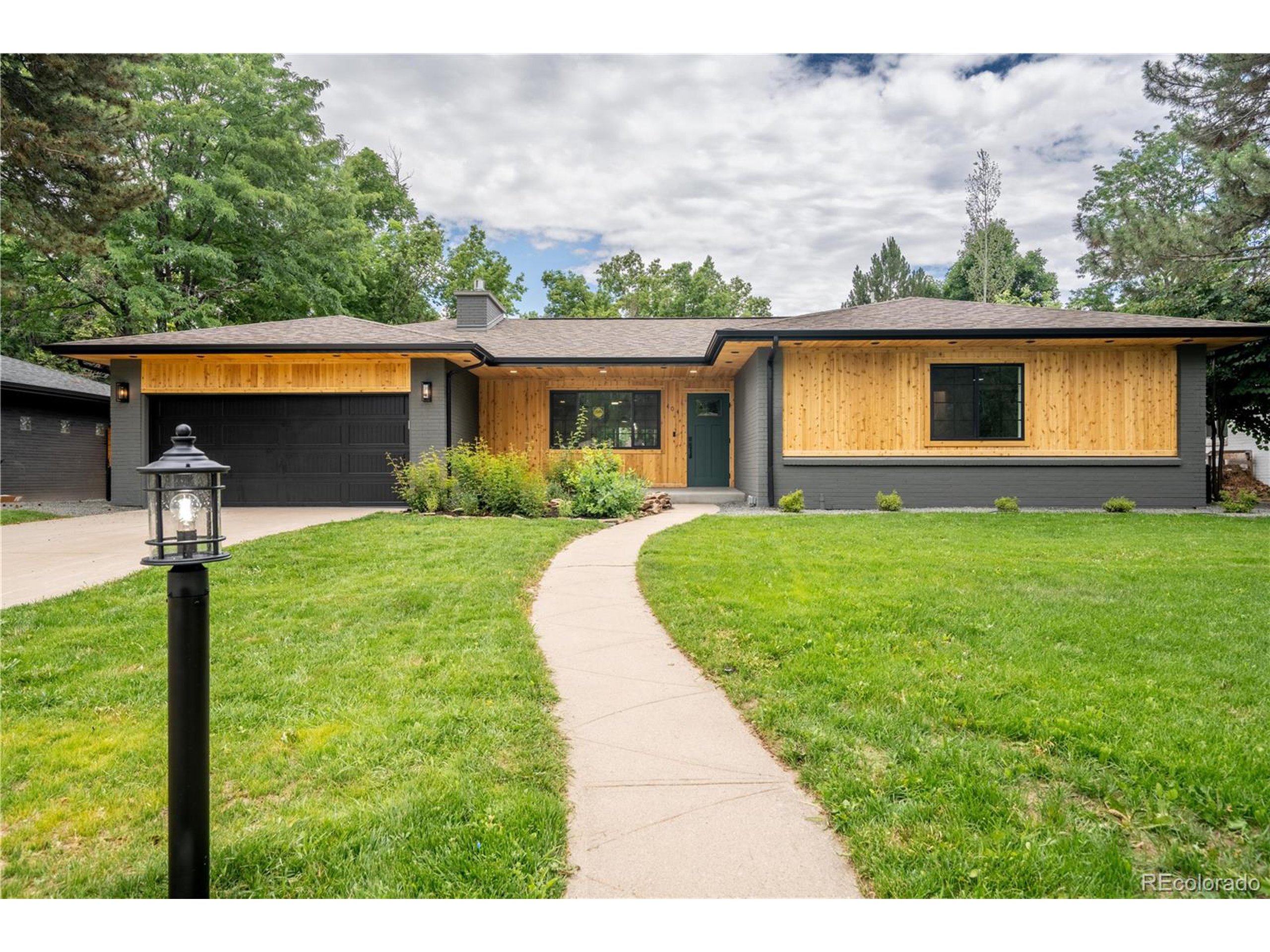 Property Photo:  