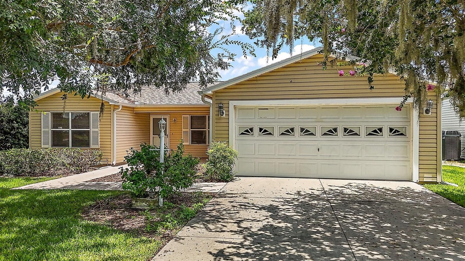 Property Photo: 3393 Woodridge Drive FL 32162