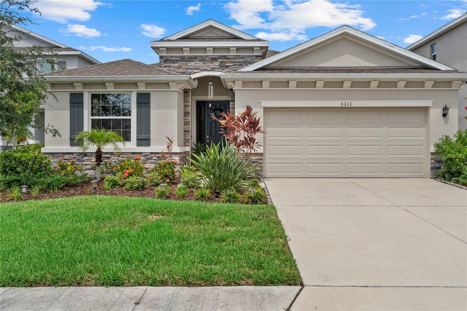 Property Photo: 5313 Halewood Court FL 34211
