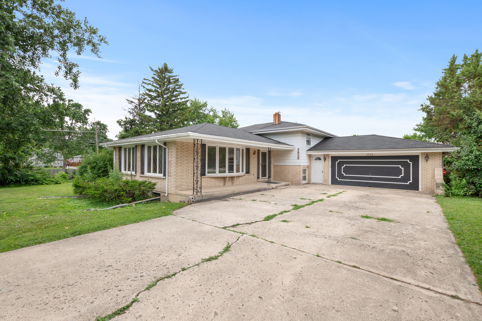 Property Photo: 3928 N Cass Avenue IL 60559