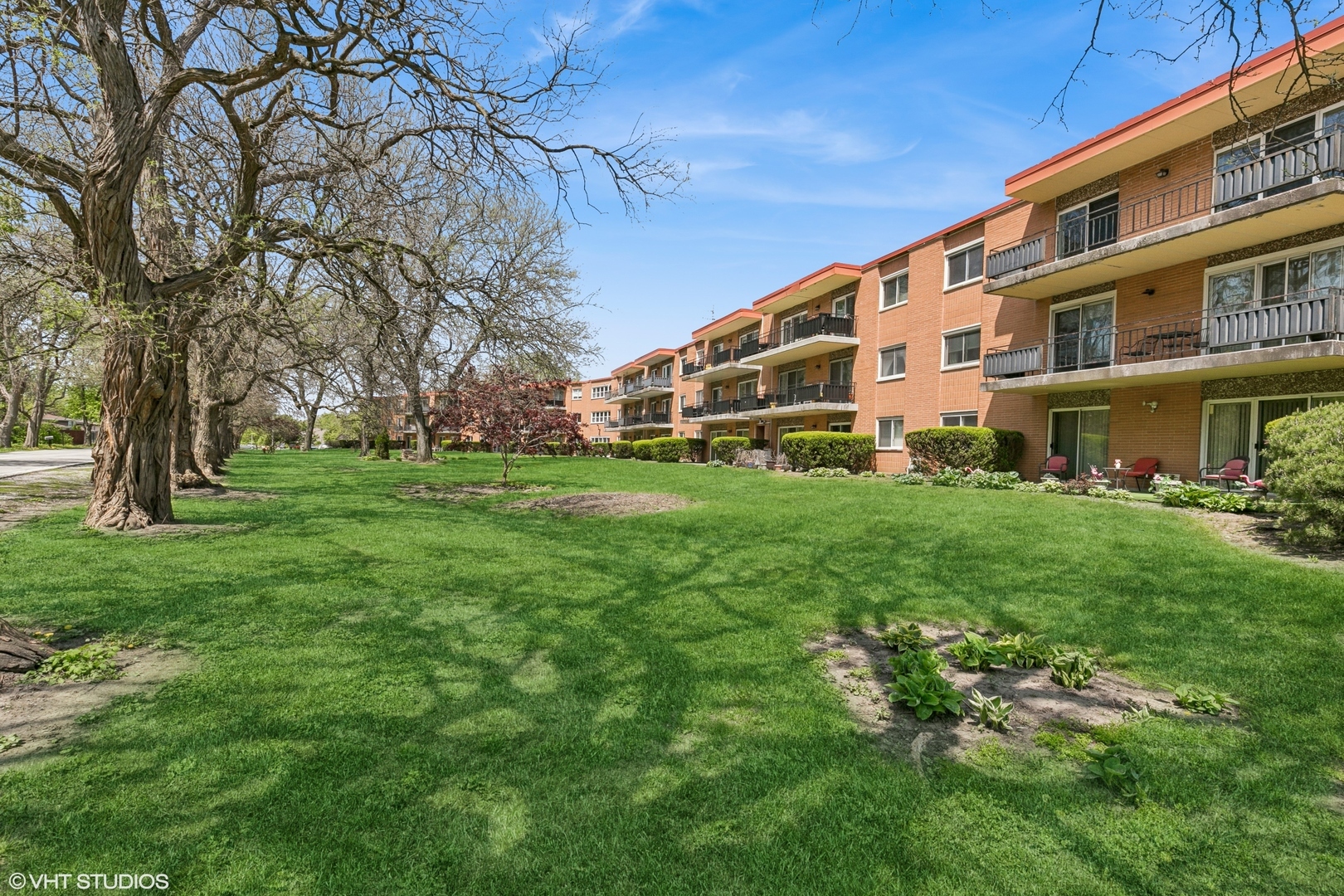 Property Photo: 940 Holbrook Road 34C IL 60430