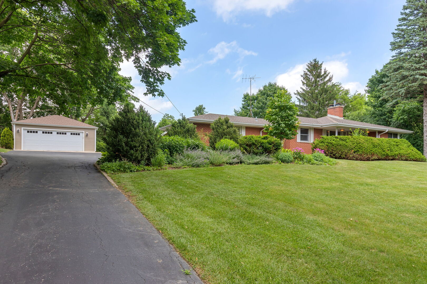 Property Photo: 240 Roslyn Road IL 60010