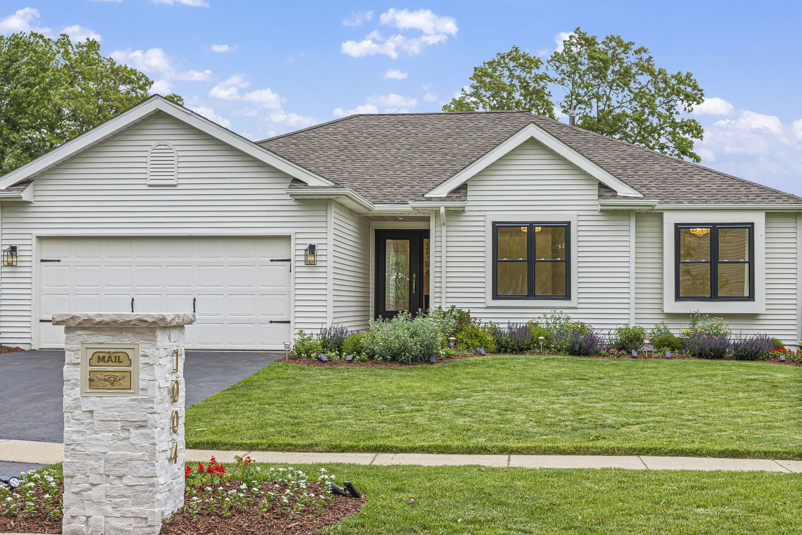 Property Photo: 1004 Golden Avenue IL 60098