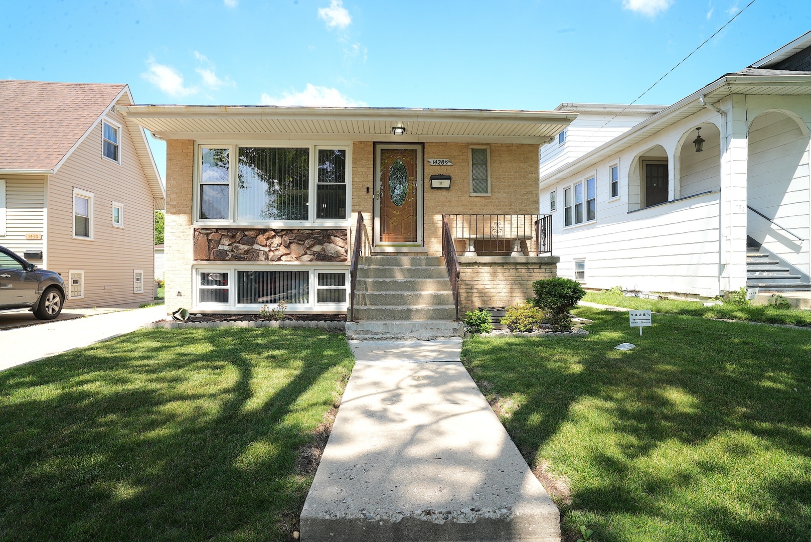 Property Photo: 1428 1/2 N Ashbel Avenue IL 60163
